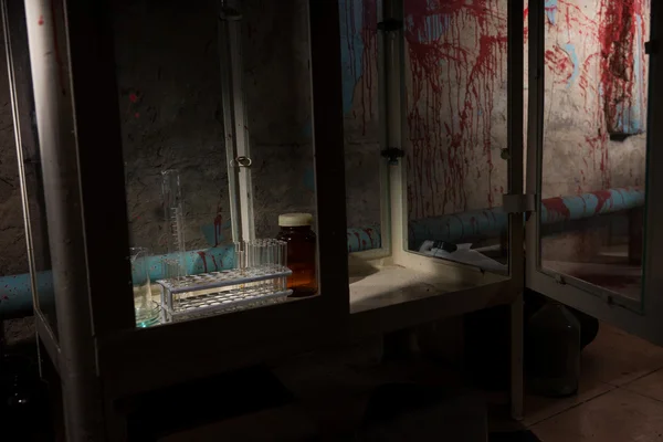 Laboratorio macchiato di sangue con cassa e tubi di vetro — Foto Stock