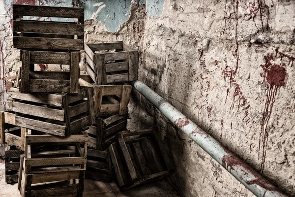 Caixas de embalagem de madeira vazias velhas em um conceito de horror de Halloween — Fotografia de Stock