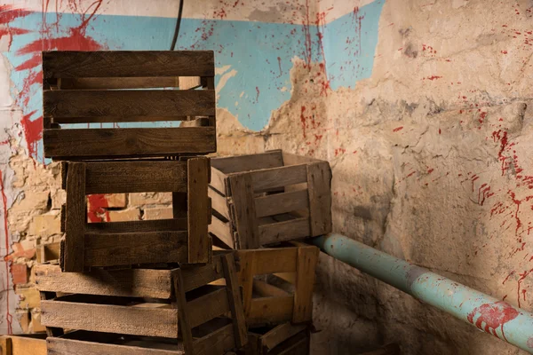 Caixas de embalagem de madeira velhas em um conceito de horror de Halloween — Fotografia de Stock