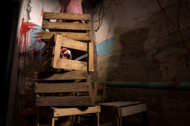 Bir ölü kadın ve kırışmış el göz küresi discarde tutarak gövde