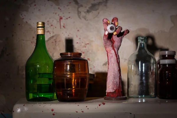 血液 spatte とガラス瓶の間の眼球で切断された手 — ストック写真