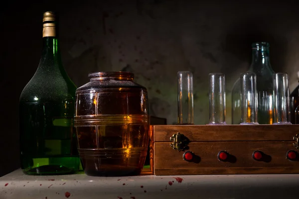 Primer plano de frascos de vidrio y botellas con pared salpicada de sangre — Foto de Stock