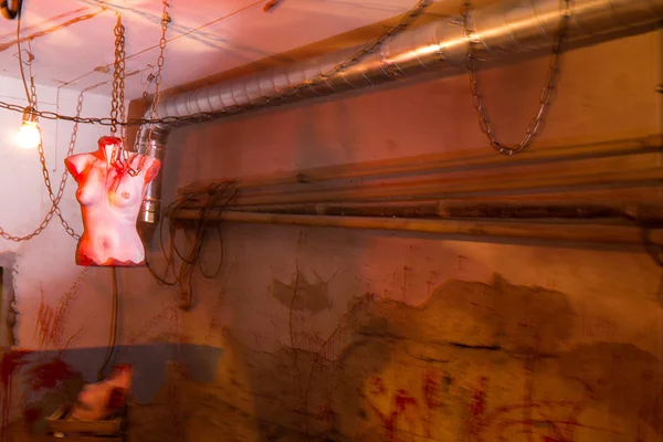 Torso femenino sangriento horrible colgando de cadenas en el sótano —  Fotos de Stock