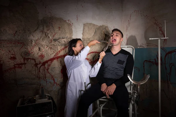 Tıbbi forseps hastanın önünde tutan kadın bilim adamı ve — Stok fotoğraf