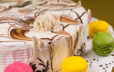 Macarons yakınındaki farklı çikolata süslemeli pasta kadar kapatın