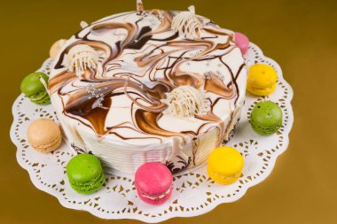 Macaron yakınındaki farklı çikolata süslemeli pasta