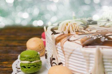 Ahşap masa üzerinde macarons yakınındaki ev yapımı kek yakın çekim