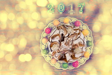 Yeni yıl pastası ve macarons mumlar numarası 2017 o yakınındaki bir saat olarak