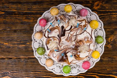 Doğum günü pastası mumlar farklı co yakınındaki bir sürü ile Üstten Görünüm