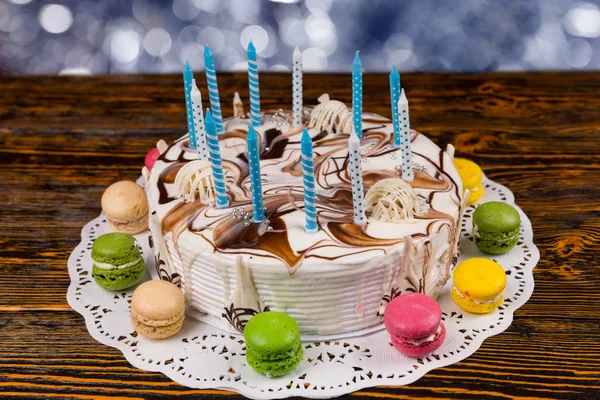 White birthday cake with lots of candles near different colored — Stock Photo, Image