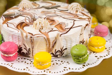 İştah açıcı ev yapımı pasta farklı çikolata süslemeli 