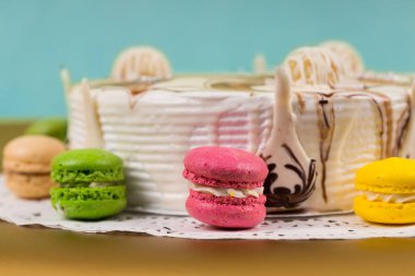 İştah açıcı kek macarons yakınındaki farklı çikolata süslemeli