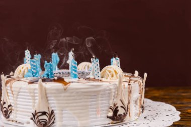 Ev yapımı lezzetli doğum günü pasta ile lots-in mum sönmüş