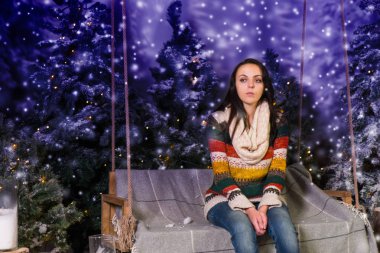 Bir Bank ya da bir sn akşamları bir salıncak üzerinde oturan genç kadın