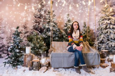 Bir Bank ya da bir salıncak f yukarıda oturan genç güzel kadın