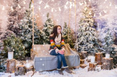 Bir Bank ya da el fenerlerini yukarıda bir salıncak üzerinde oturan genç erkek