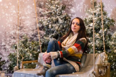 Sevimli erkek bir tezgah veya bir vuruşta bir sn bir battaniyeye oturmuş