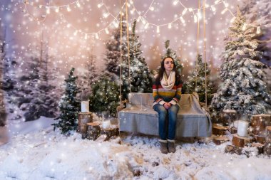 Mutlu genç erkek bir Bank ya da belgili tanımlık birden parlamak üstünde bir salıncak üzerinde oturan