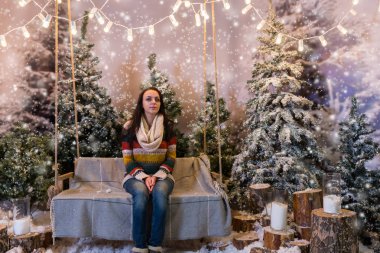 Mutlu erkek bir Bank ya da el fenerlerini yukarıda bir salıncak üzerinde oturan