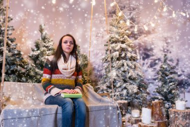 Birisi için bir boş bir salıncak üzerinde otururken bekleyen kadın