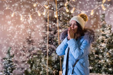 Erkek mavi ceket ısınma aşağı eller el feneri altında ben