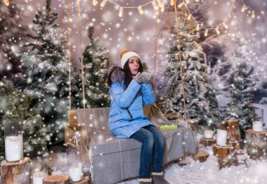 Erkek mavi ceket aşağı kar taneleri bir s üzerinde otururken darbeler