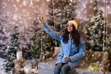 Mavi ceket biri tebrik aşağı genç çekici kadın WHI