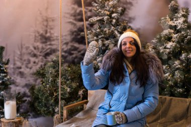 Erkek mavi ceket tebrik bir salıncak üzerinde otururken aşağı 