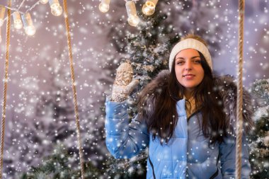 Mavi ceket biri bir karda tebrik aşağı çekici kadın