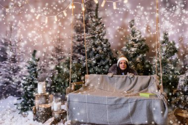 Sevimli genç kadın mavi ceket bir kar-co hızıyla arkasında aşağı