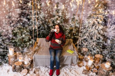 Flashli altında bir battaniye ile bir salıncak üzerinde oturan genç erkek