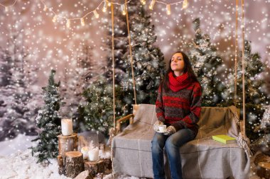 Genç kadın bir salıncak bir battaniyenin altında th ile oturup hayal