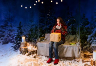 Kadın bir battaniyenin altında fla ile bir salıncak üzerinde oturan şaşırttı