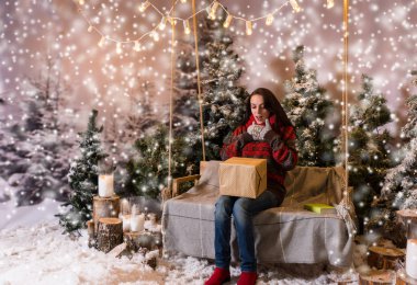 Kadın bir battaniyenin altında fla ile bir salıncak üzerinde oturan şaşırttı