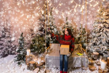 Kadın bir hediye ile bir salıncak üzerinde oturan ve selfie e alarak ben