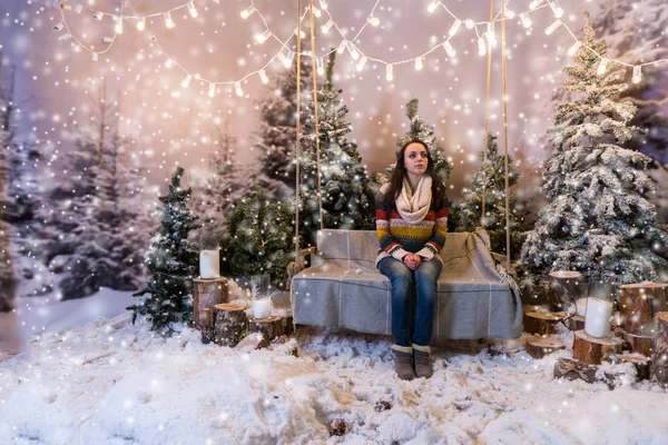 Mutlu genç erkek bir Bank ya da belgili tanımlık birden parlamak üstünde bir salıncak üzerinde oturan