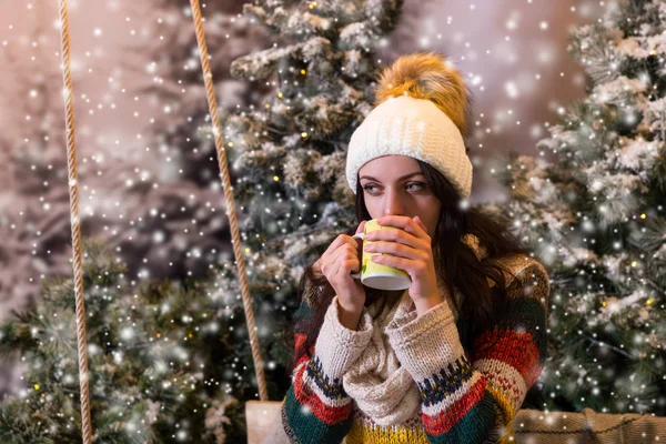 Piękna kobieta, gorący napój do picia z kubka w pokrytych śniegiem — Zdjęcie stockowe