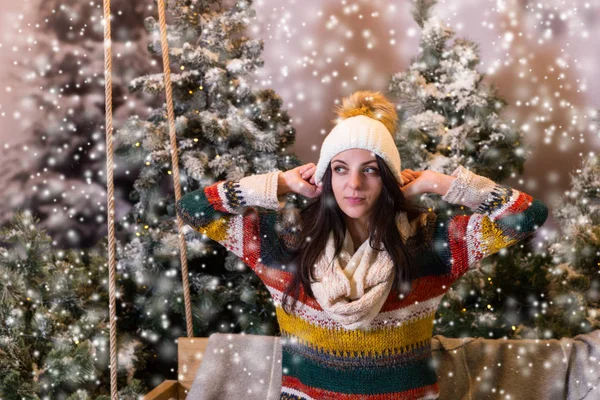 Sevimli kadın bir Bank ya da bir salıncak üzerinde oturan ve beyaz koyarak