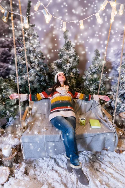 Joyeux jeune femme couché avec les bras tendus sur une balançoire — Photo