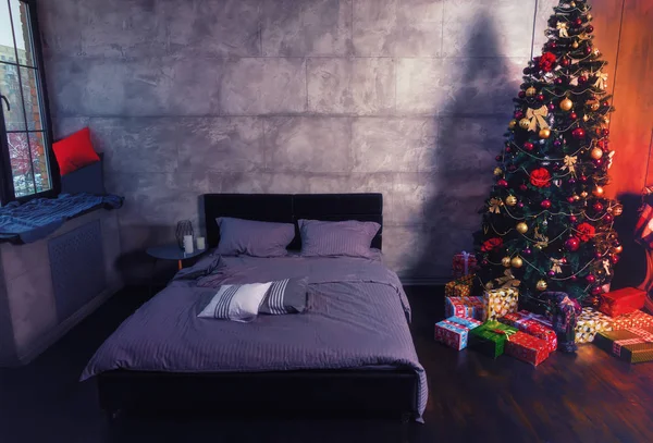 Elegante quarto vazio em estilo loft com cores cinza e Christm — Fotografia de Stock