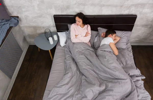 Pasangan yang tidak bahagia tidak berbicara setelah bertengkar saat berbaring di — Stok Foto