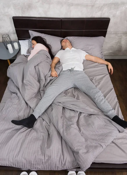 Jeune homme dormant en position de chute libre avec sa petite amie occ — Photo