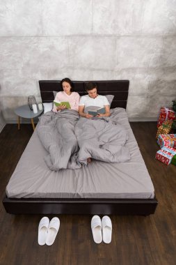 TH yatakta yalan süre kitap okuma genç çekici çifti