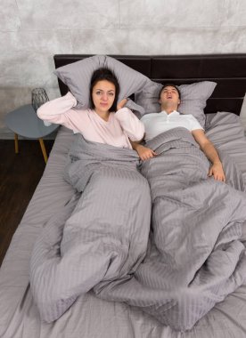 Rahatsız genç kadın tarafından bir yastık gelen gürültü kulakları engelleme 