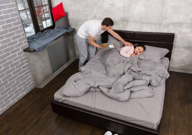 Yakışıklı adam karısını yatakta o süre için sle kahvaltı getirdim