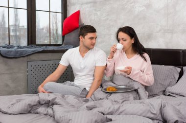 Genç kadın sadece bir fincan kahve içme uyandım ve o sahip