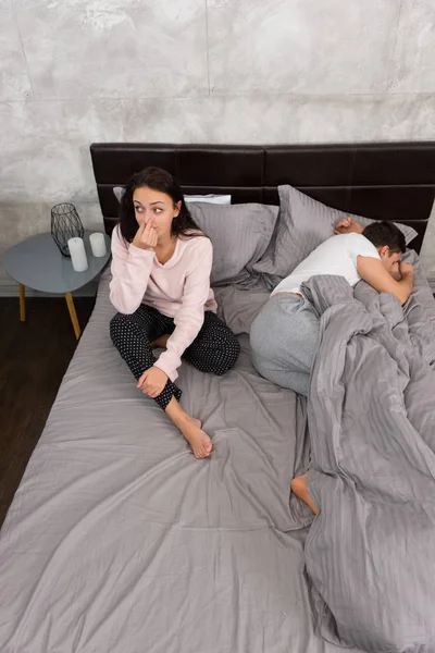 Genç kadının burnunu osurdu sevgilisi yüzünden kapsar.