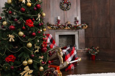 Noel ağacı dekore edilmiş şömineli oturma odasında