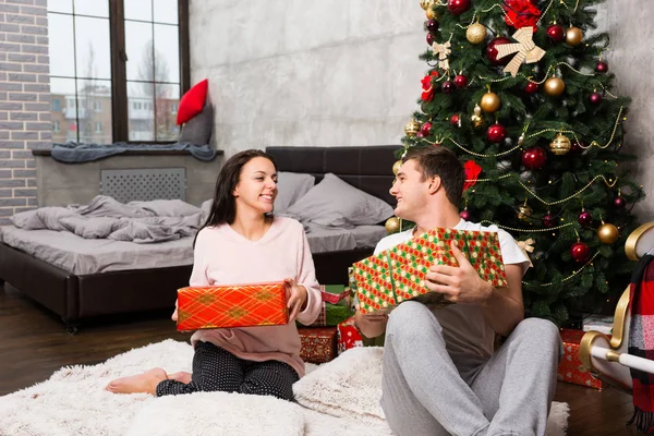 Young gelukkig koppel in pyjama lachen en juichen op hun pres — Stockfoto