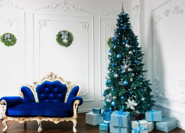 Bir sürü hediye ve farklı decora ile büyük Noel ağacı